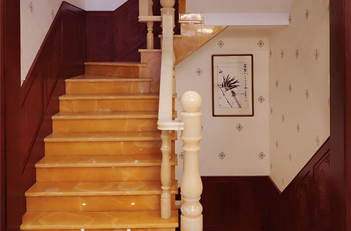 潜江中式别墅室内汉白玉石楼梯的定制安装装饰效果